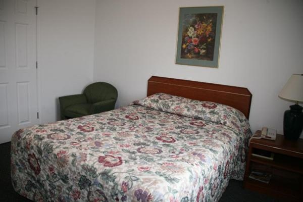 Ponderosa Motel image 6